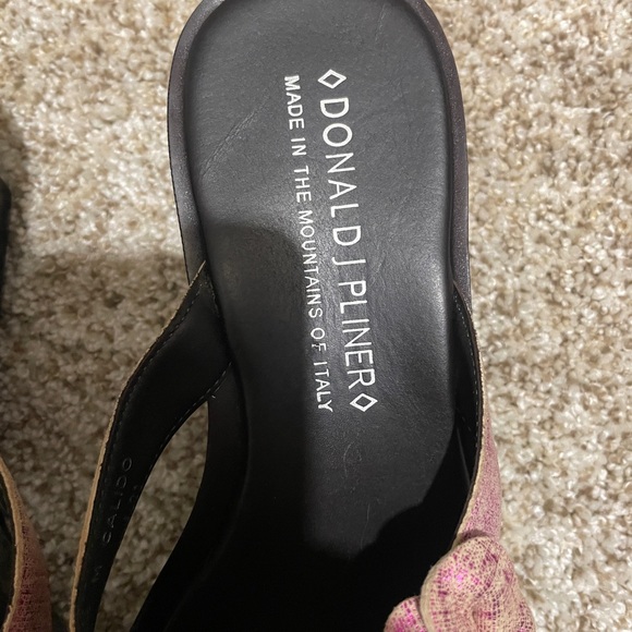 NWOT Donald J. Pliner Black Sandals With Colorful Floral Details - Picture 10 of 10